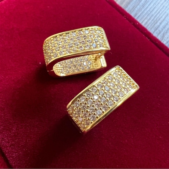 Women’s Gold Rhinestones Square Hoops Fashion Earrings - Picture 6 of 7